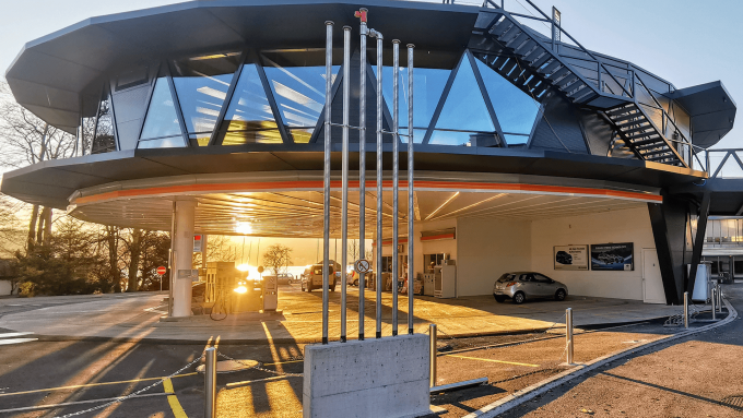 The project was also managed by Rood Metallbauplanung AG. Post transoms, glass with various angles of inclination, around 3000 sheets, stairs and also fire protection elements were successfully planned with HiCAD.